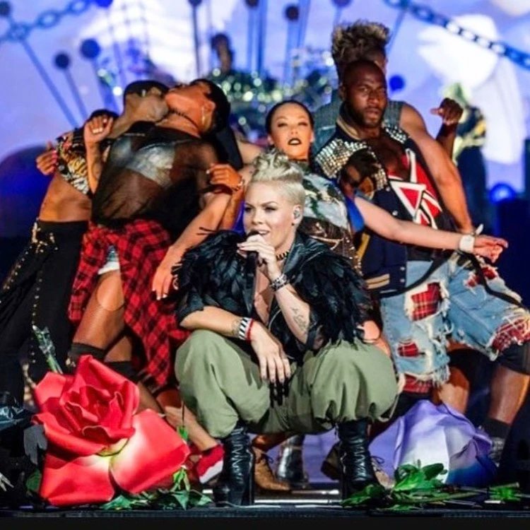 Pink's European Team ❤ tweet media