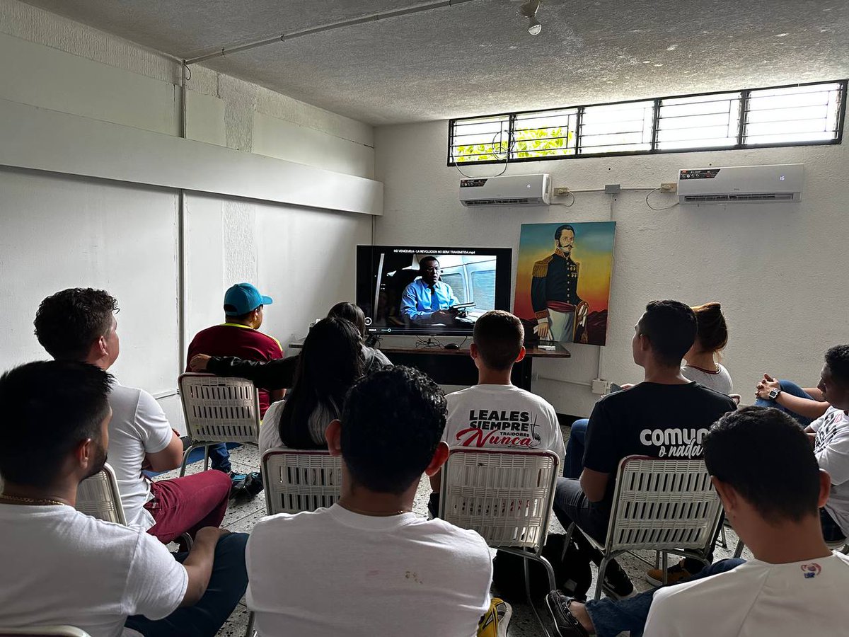 #Ahora Viernes de videofaro “La Revolución no será transmitida”, reflexionando sobre la importancia de los sucesos del 11, 12 y 13 de abril para la Revolución Bolivariana. ¡15 años de sueños, lucha y victorias! 🇻🇪🚩 @JuventudPSUV @EglismarCanales @jaarreaza @WilmerVasquezM