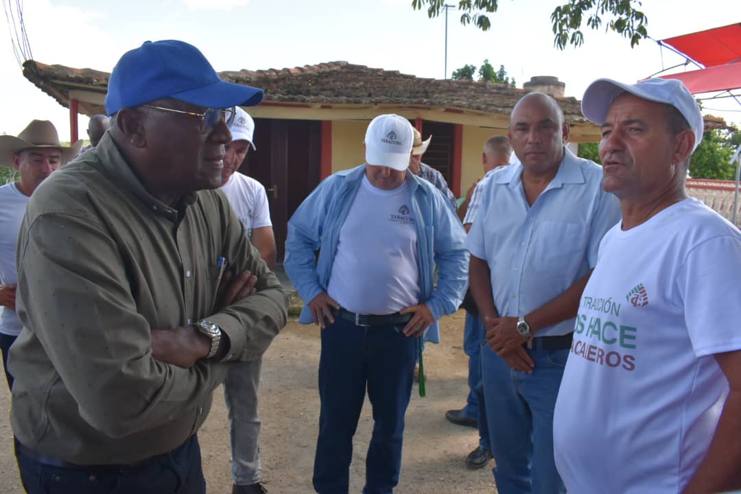 En visita este viernes a localidades montañosas de #VillaClara chequemos programas de producción de alimentos y atención social. Junto a las principales autoridades del municipio de Manicaragua, evaluamos implementación del Plan de Soberanía Alimentaria y Educación Nutricional.