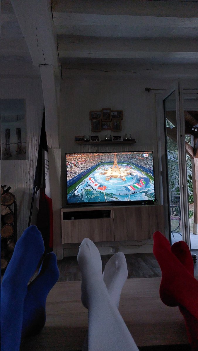 Nous sommes prêts et vous ? 
On soutient les bleus avec nos chaussettes bleu, blanc, rouge! 🇨🇵