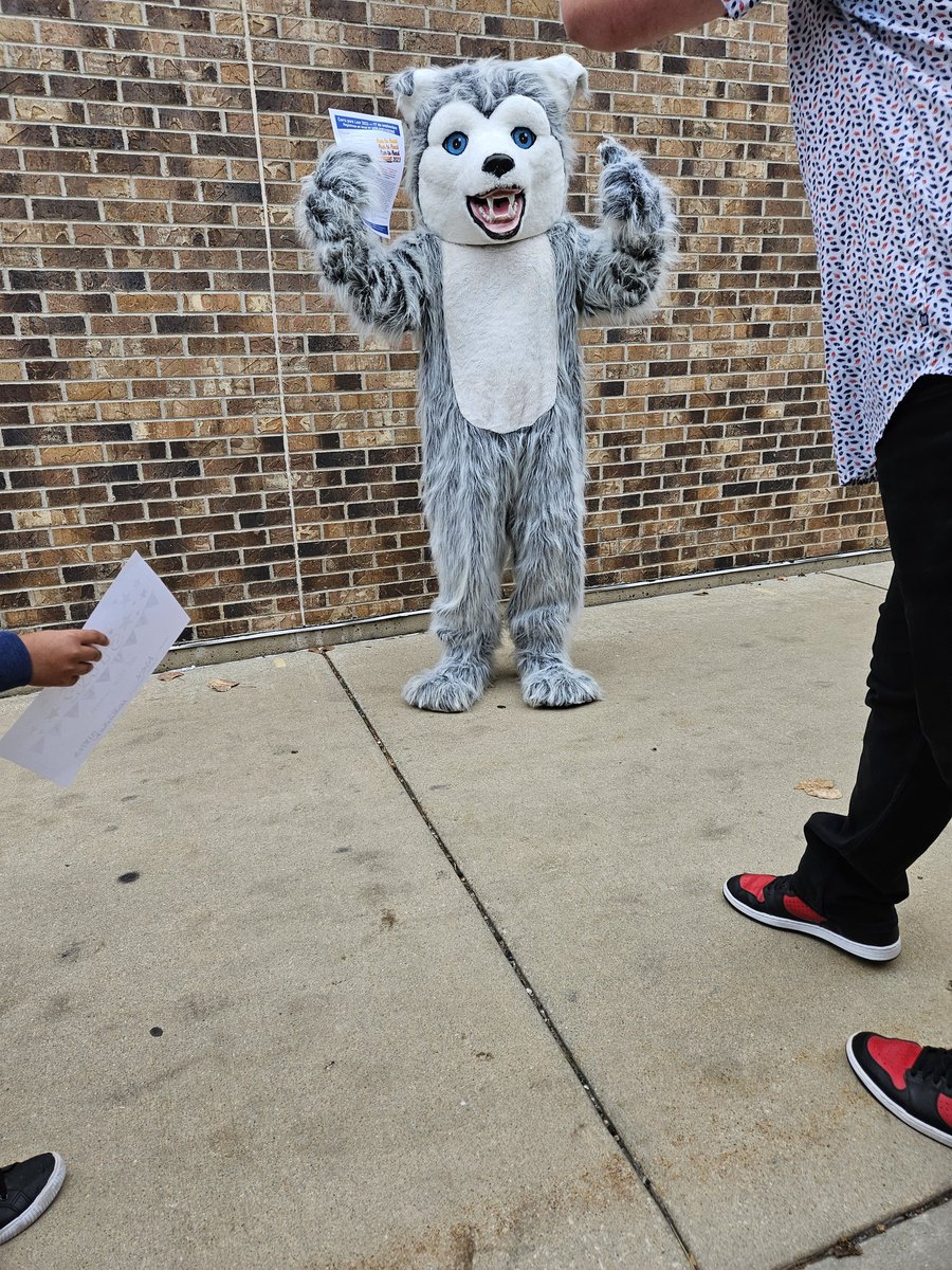 HanoverHuskies's tweet photo. Be sure to click on our link in our bio to sign up for Run to Read! September 17th, we can't want to see you all there! @D54schools #54RunToRead https://t.co/p8fVpMP3Sj