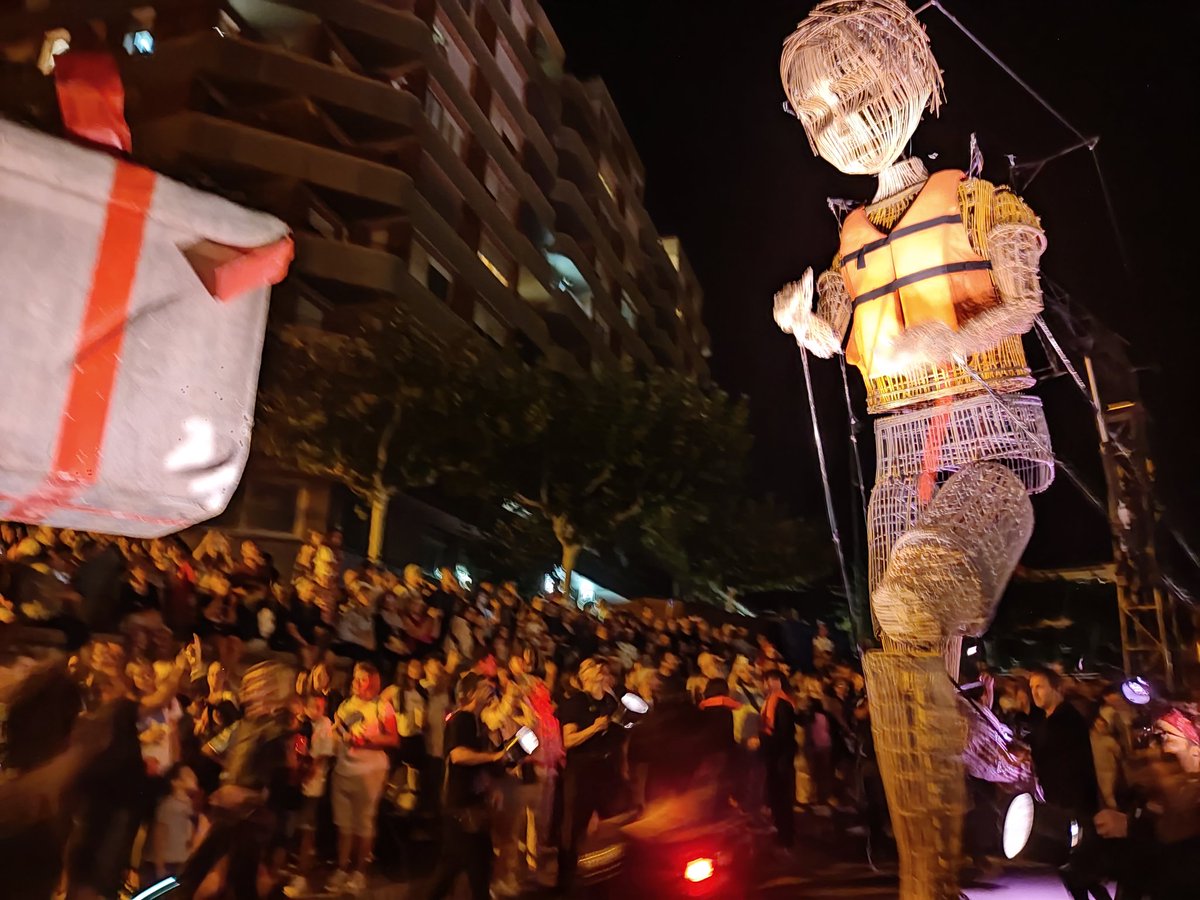 RadioTarrega's tweet photo. .@firatarrega aposta pel gran format amb la titella gegant de #HommeDebout https://t.co/3GmJyj6Te8