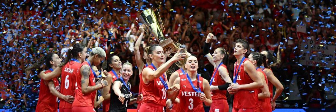 Fotoğrafa özellikle bakmanızı istiyorum.
Gizem Örge, milli takıma alınmadı aylarca, mobbing yapıldı, sonra antrenör değişti ve geri döndü. Yaşamadığı sorunda kalmadı..
Hande Baladın, bir tacizci tarafından aylarca rahatsız edildi, o tacizci en son bir voleybol maçı sonrası yüzüne