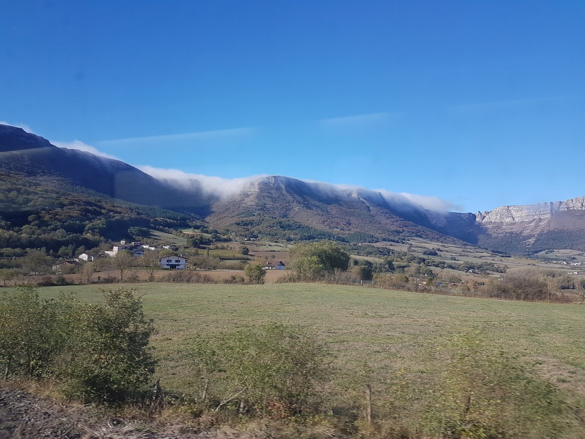 alberto2019bl's tweet photo. Mis fotografías de Espacios Urbanos y Naturales 📷 🏛 ⛰

Secuencia de fotografías desde el tren:
"Catarata de Nubes"

Valle de Orduña (Vizcaya/Bizkaia). Enclave vizcaíno entre Castilla y Álava, protegido por fronteras naturales.
Noviembre de 2022. https://t.co/k7XAFX8xVl