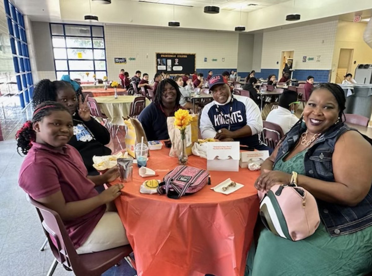 Tolbert_DISD's tweet photo. Grandparents Lunch with Love was a success! Thankful to all of our grandparents that participated #teamtolbert @DrDayannaKelly @Tanya_N_Shelton @DallasISDSupt @dallasschools @Kimball_Cluster https://t.co/PqZpivTBz7