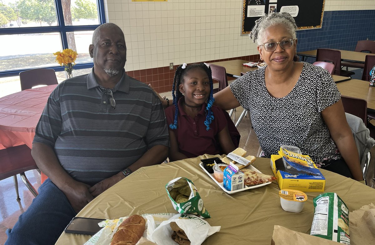 Tolbert_DISD's tweet photo. Grandparents Lunch with Love was a success! Thankful to all of our grandparents that participated #teamtolbert @DrDayannaKelly @Tanya_N_Shelton @DallasISDSupt @dallasschools @Kimball_Cluster https://t.co/PqZpivTBz7