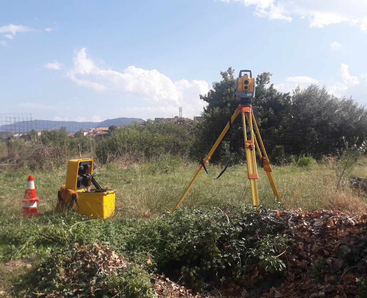 #topográfico para vivienda. 
Si diseña tu #arquitecto sobre papel,qué los hay, problemas: #dimensiones de tu casa, los límites de parcela, 
cotas de las calles,
lluvia. 
Pero tú sabes, tu arquitecto no lo pide, ahorro, pero tendrás problemas seguramente.
Pero mañana tranquil@.