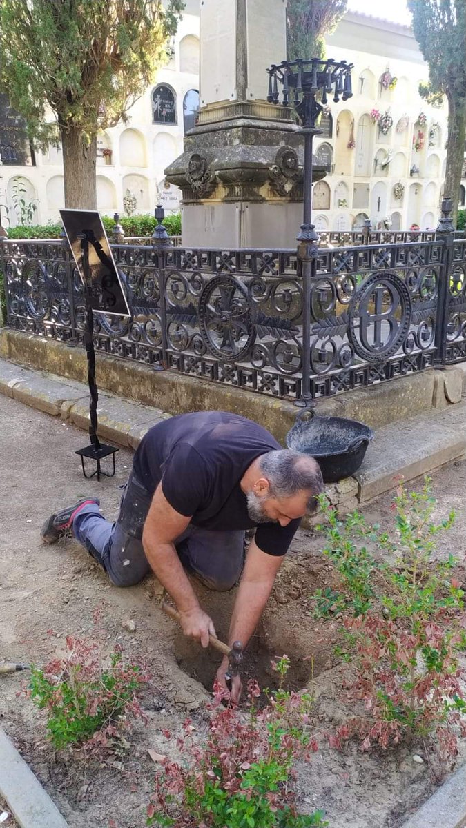 TOT LLEST PER DEMÀ
La placa ja està instal·lada. Ignoro si la cubriran amb una tela per donar-li més volada a la cosa o ja me la trobaré així. Sorpresa.
Demà és el dia, a Piera, 11 del matí.