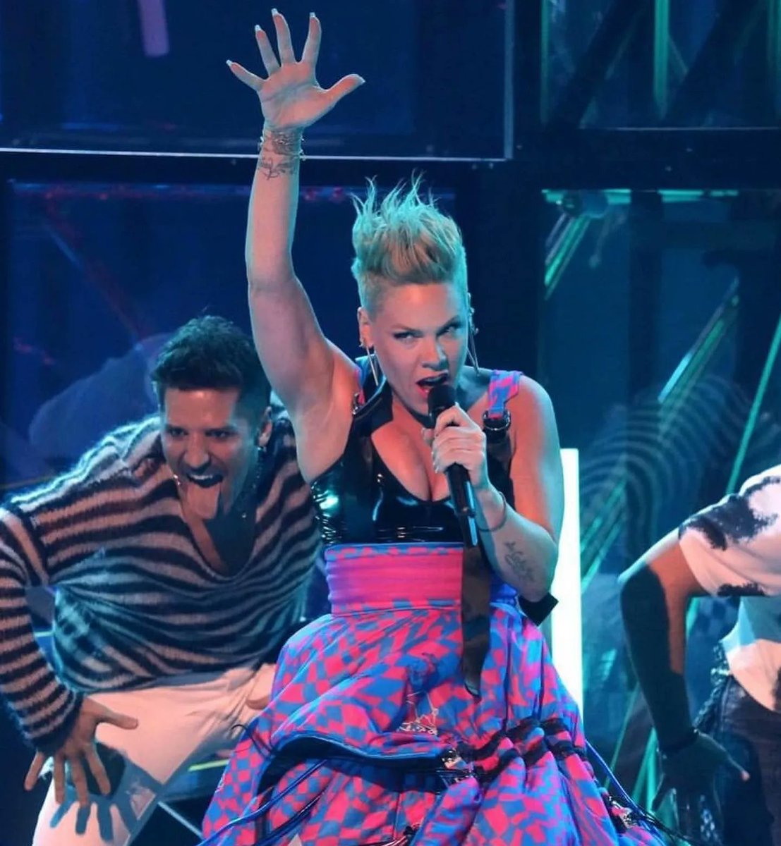 Pink's European Team ❤ tweet media