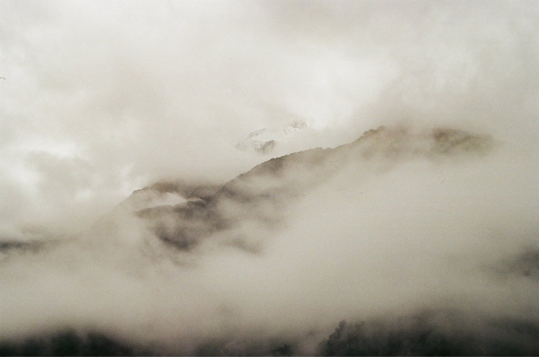 RevistaHunter's tweet photo. — Es una serie que le pertenece al asombro de explorar alturas y orillas, bosques y profundidades. Escenarios que hoy se encuentran más cerca de mi imaginación que del recuerdo.

Sofi 

#RevistaHunter   #comunidaddefotografia
#film #fotografxs #fotoanalógica https://t.co/Rim0l6Rum7