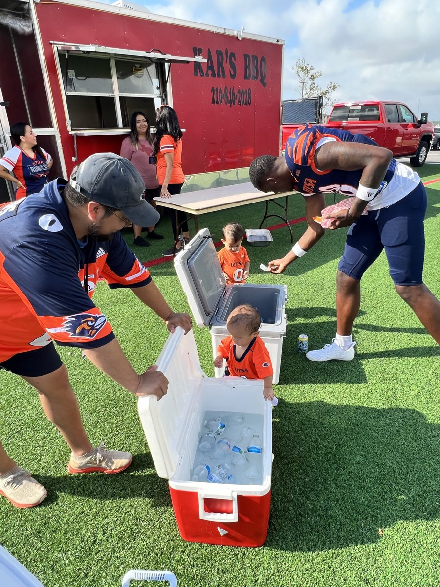 Dosmeeps's tweet photo. We support all things UTSA support
DONATE 🚨🚨🚨🚨🚨🚨🚨🚨
 @runners_rising #NIL 
@rowdyrealtor210 @BlueManUTSA @owlfred https://t.co/CPI0tsokz9