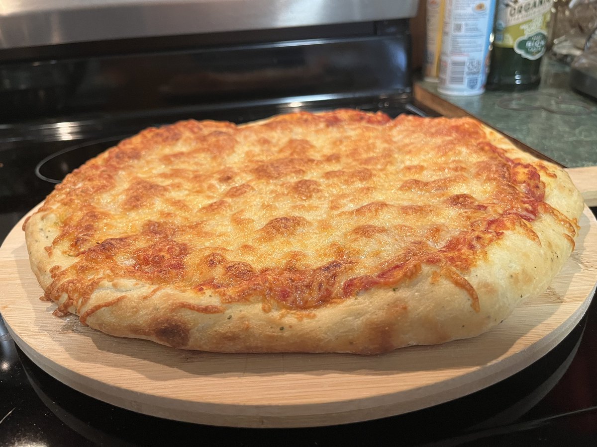 #FridayPizza #Pizza #PizzaFriday #IMadeThisSweetBastard Basil dough, garlic buttered crust, official Portland Pie cheese mix! ⤵️