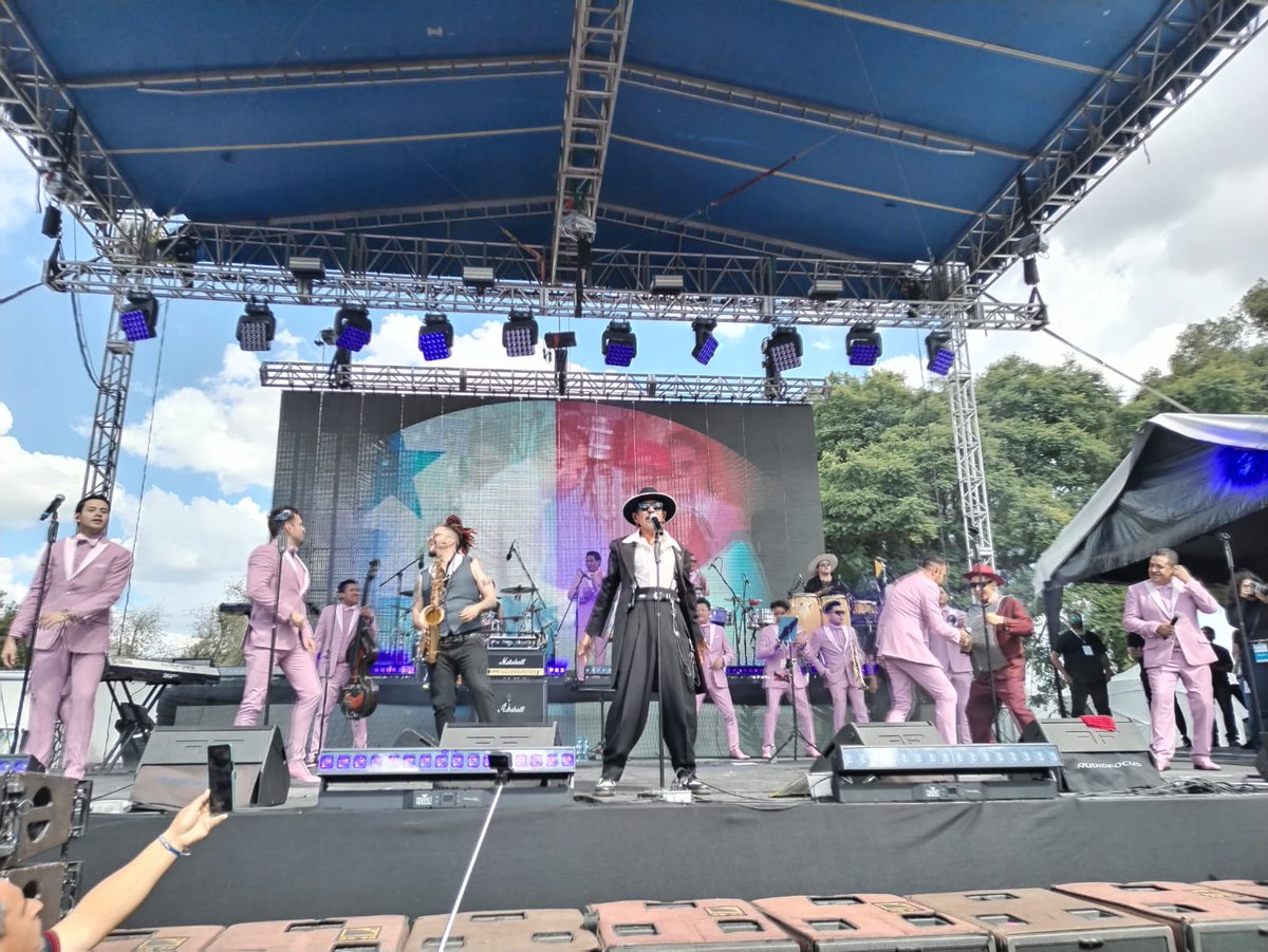IPN_MX's tweet photo. ¡Ya inició! "Bomboro quiñá, quiñá..." con esta rola abren La Maldita Vecindad y la Sonora Santanera su concierto esta tarde en el Foro Galileo en el marco de la Feria Internacional del Libro (FIL) 2023 en el IPN, en Zacatenco.  
"La música del barrio para el mundo entero y música guapachosa en esta gran celebración del Poli", expresa Roco, vocalista de la Maldita Vecindad.