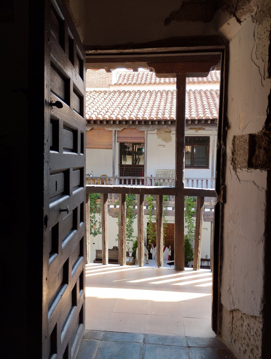 Buenas noches, una puerta llena de historia en el Hospital de Antezana #FundaciónAntezana desde 1483 #experiencias Alcalá de Henares #AlcaláEnamora #DéjateLlevarAlcalá #turismocultural 🏛️#visitasguiadas 👉 @AlcalaTurismoY_ #España 📸 #Spain