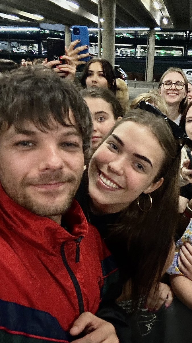 MegaKlav's tweet photo. just met louis tomlinson , i don’t know if i’ll ever recover https://t.co/km7WbKxwvY