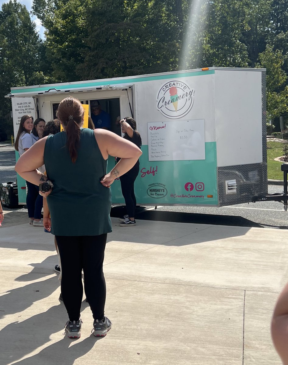 VictoriaPavon98's tweet photo. The BEST surprise for a Friday! 🍦 https://t.co/xcaets7780
