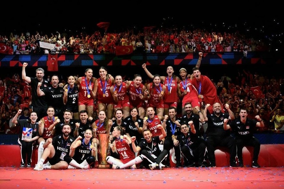 sunsettlove's tweet image. Ülkemize 2 kupa birden getiren dünya şampiyonu kızlarım milli gururumuzsunuz 🇹🇷👏🏻 #FileninSultanları