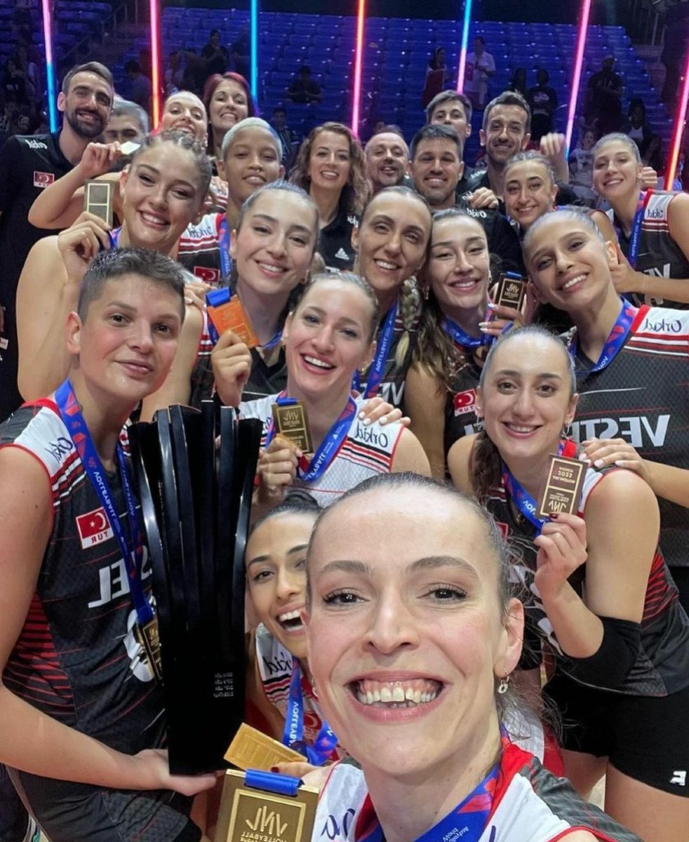 sunsettlove's tweet image. Ülkemize 2 kupa birden getiren dünya şampiyonu kızlarım milli gururumuzsunuz 🇹🇷👏🏻 #FileninSultanları