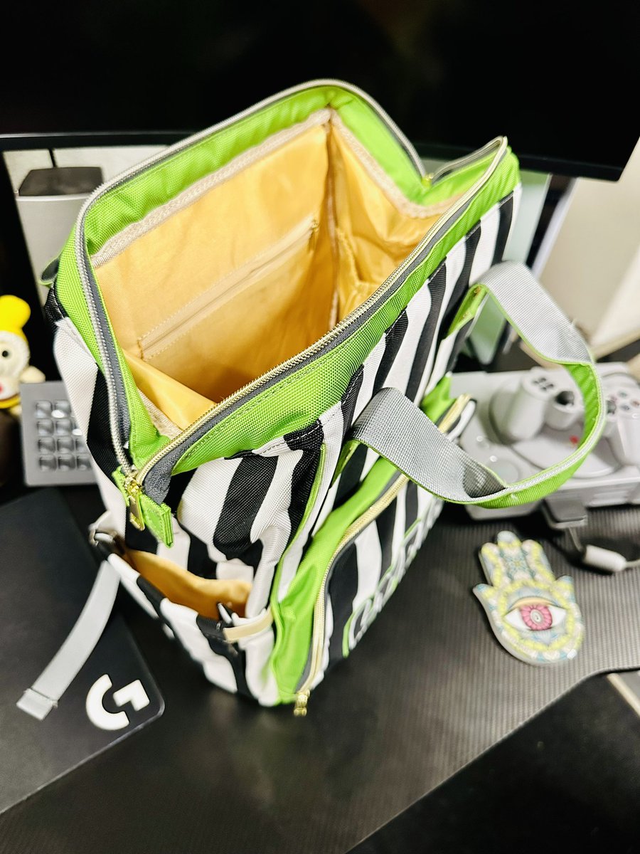 PixelGhosty88's tweet photo. Lydia’s custom diaper bag is here! 👸🏻🖤🤍💚🎃👻🐝

#beetlejuice #lydia #diaperbag https://t.co/4BNjyGJUFq