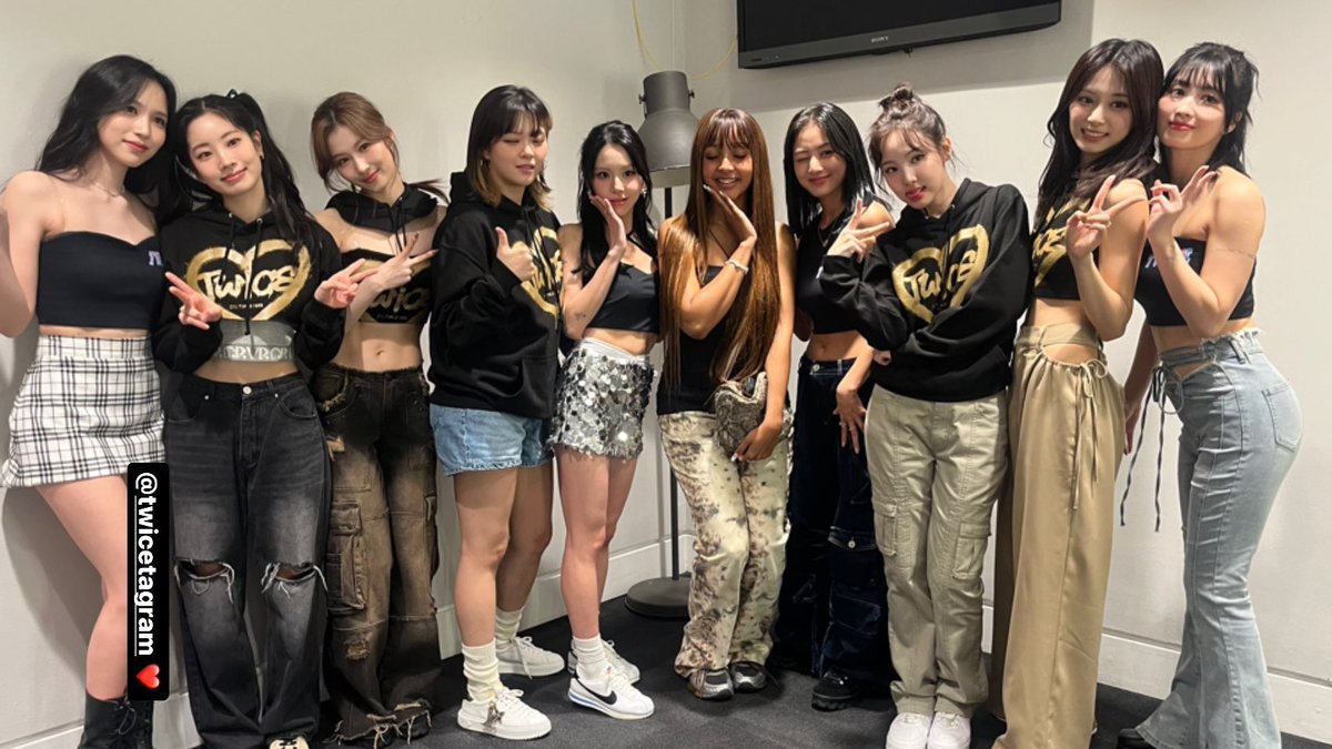 godmitzu's tweet photo. TWICE WITH PINKPANTHERESS AT THE LONDON CONCERT https://t.co/okXTBj1d3E