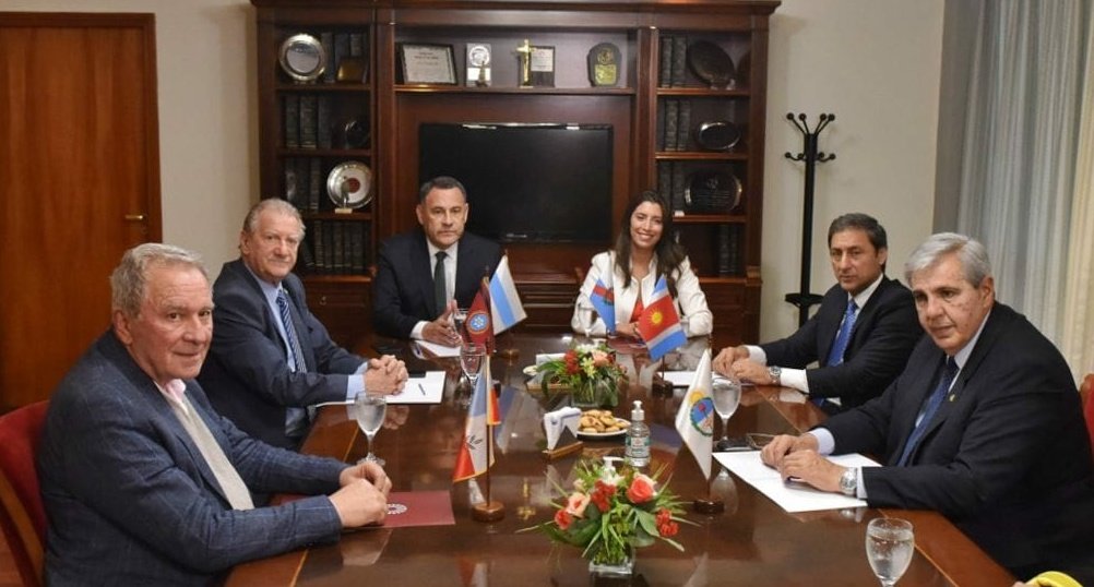 parlanortegran1's tweet photo. #Tucuman. La Mesa Ejecutiva del @parlanortegran1 se reunió en Tucumán.
Presidida por la vicegob @Florelop,  junto a sus pares se dispuso: 
🔹️Destacar la eliminación de las Retenciones Impositivas a las Economías Regionales por su gran impacto para el Norte Grande

⤵️ https://t.co/A37eEzfNln