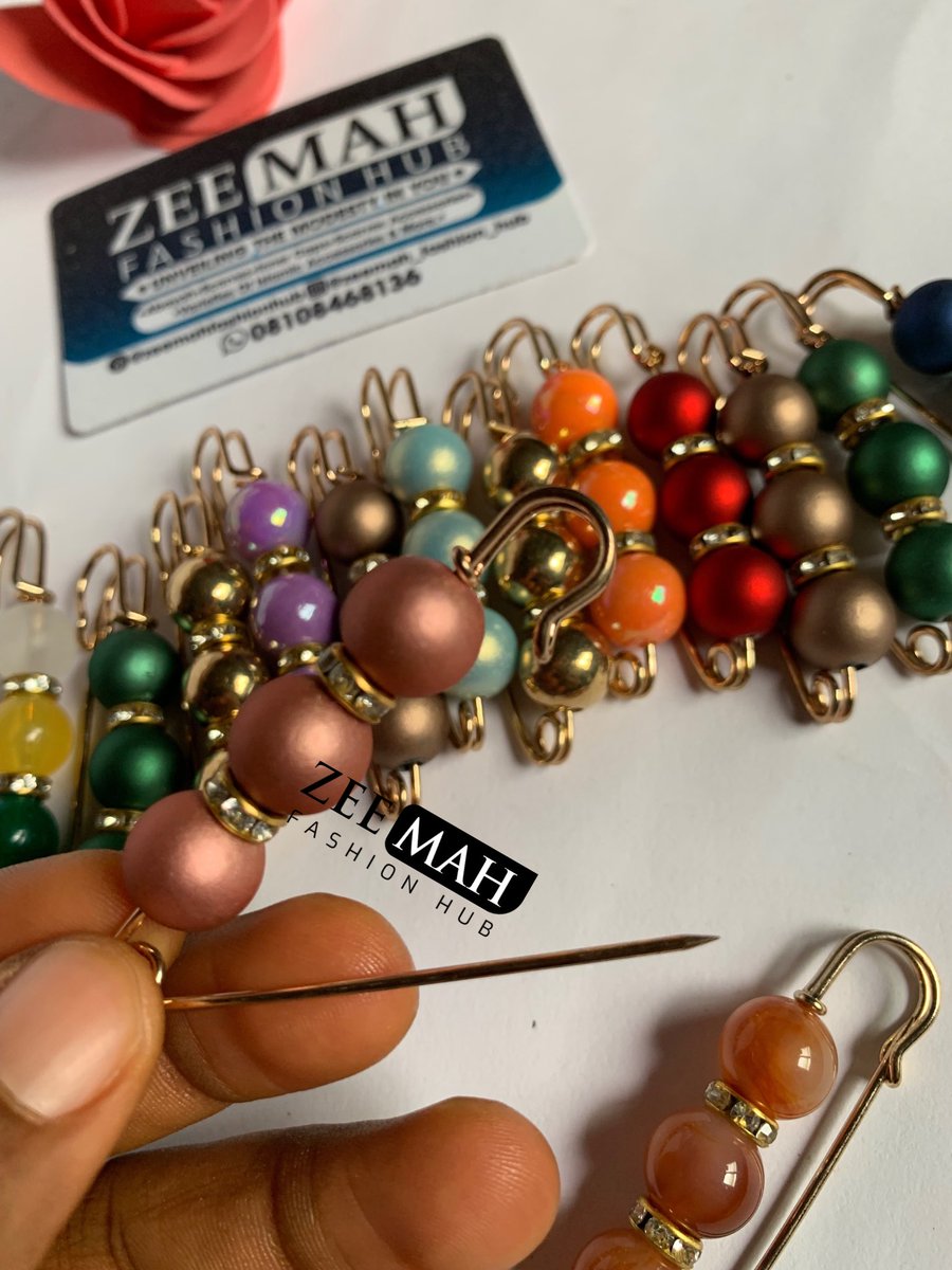 Zeemah_'s tweet photo. Dear Muslimahs and others,
Spice up that hijab/scarf styling of yours with elegant and fashionable hijab/scarf safety pins. You like that hijab styling sitting right and perfectly on you? Then getting the fashionable hijab safety pins is never a bad choice🤗

PRICE: 500 NGN https://t.co/CTBn2DJuxD