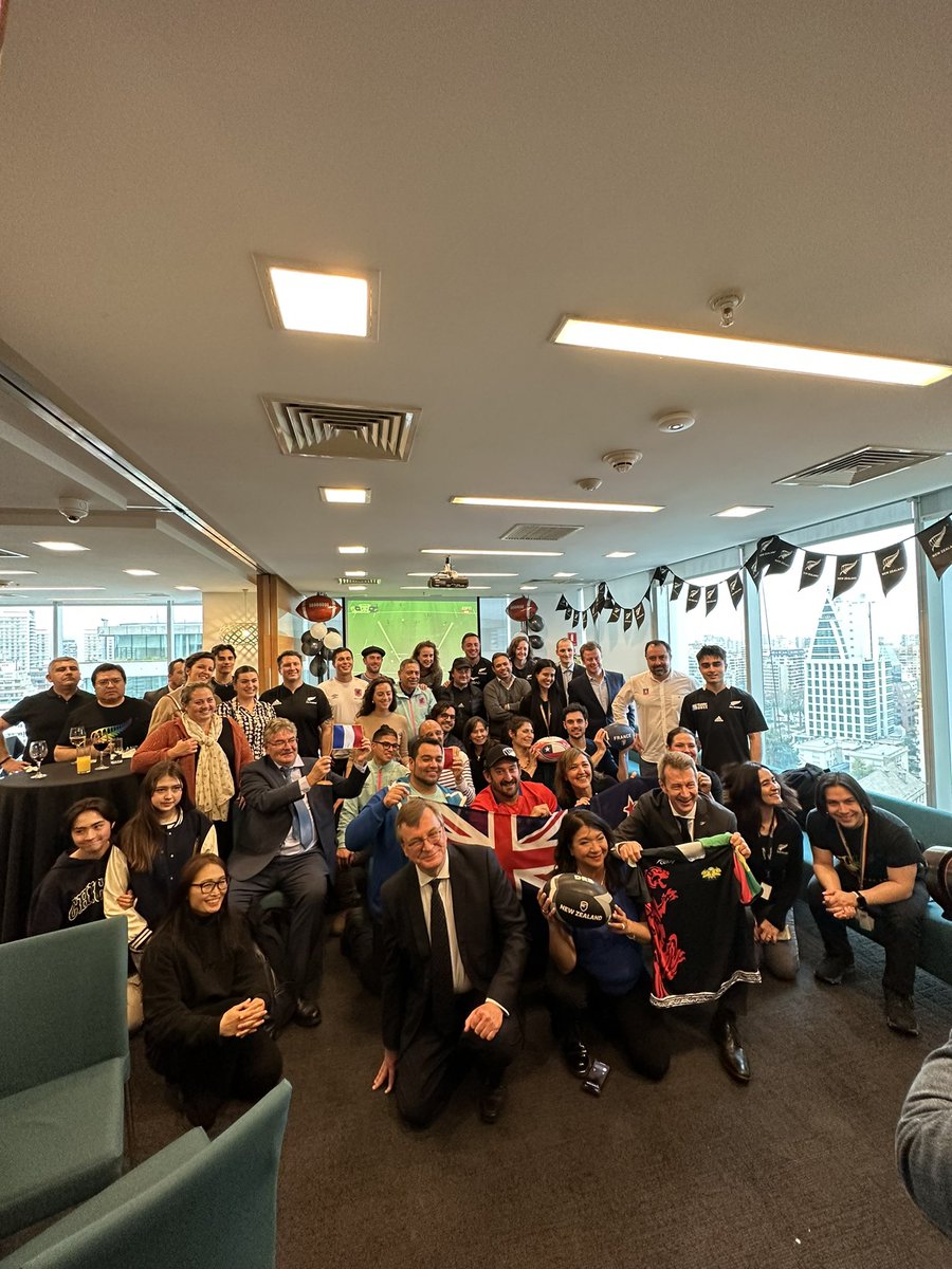 NZinSantiago's tweet photo. Que emocionante! Disfrutamos del primer partido de la Copa Mundial de Rugby #RWC2023🏉con nuestros colegas de la @ambafrancecl🇫🇷
Vivimos este encuentro celebrando el talento de los @AllBlacks y de @FranceRugby, luego de compartir una waiata. Felicidades a #LesBleus por su triunfo https://t.co/iB76XoT27U