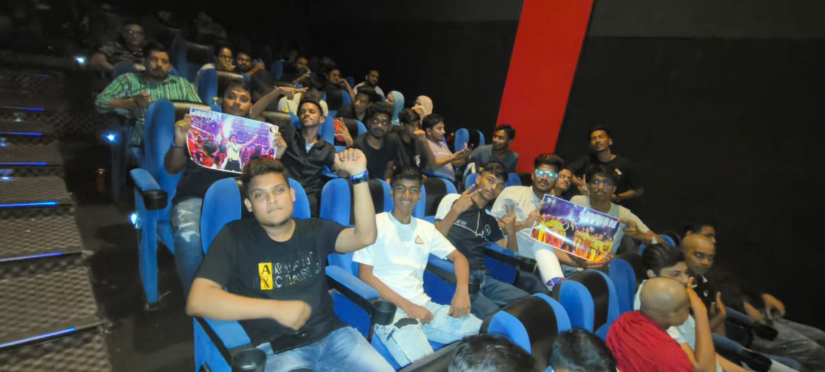 aseasiff's tweet photo. A Jam-packed Housefull Show at 11pm #HindInox, Kolkata which later became a stadium after the entry of #Jawan @iamsrk @pooja_dadlani @Atlee_dir @sanyamalhotra07 @iRidhiDogra #JawanReview https://t.co/oTLj1xd5Z4