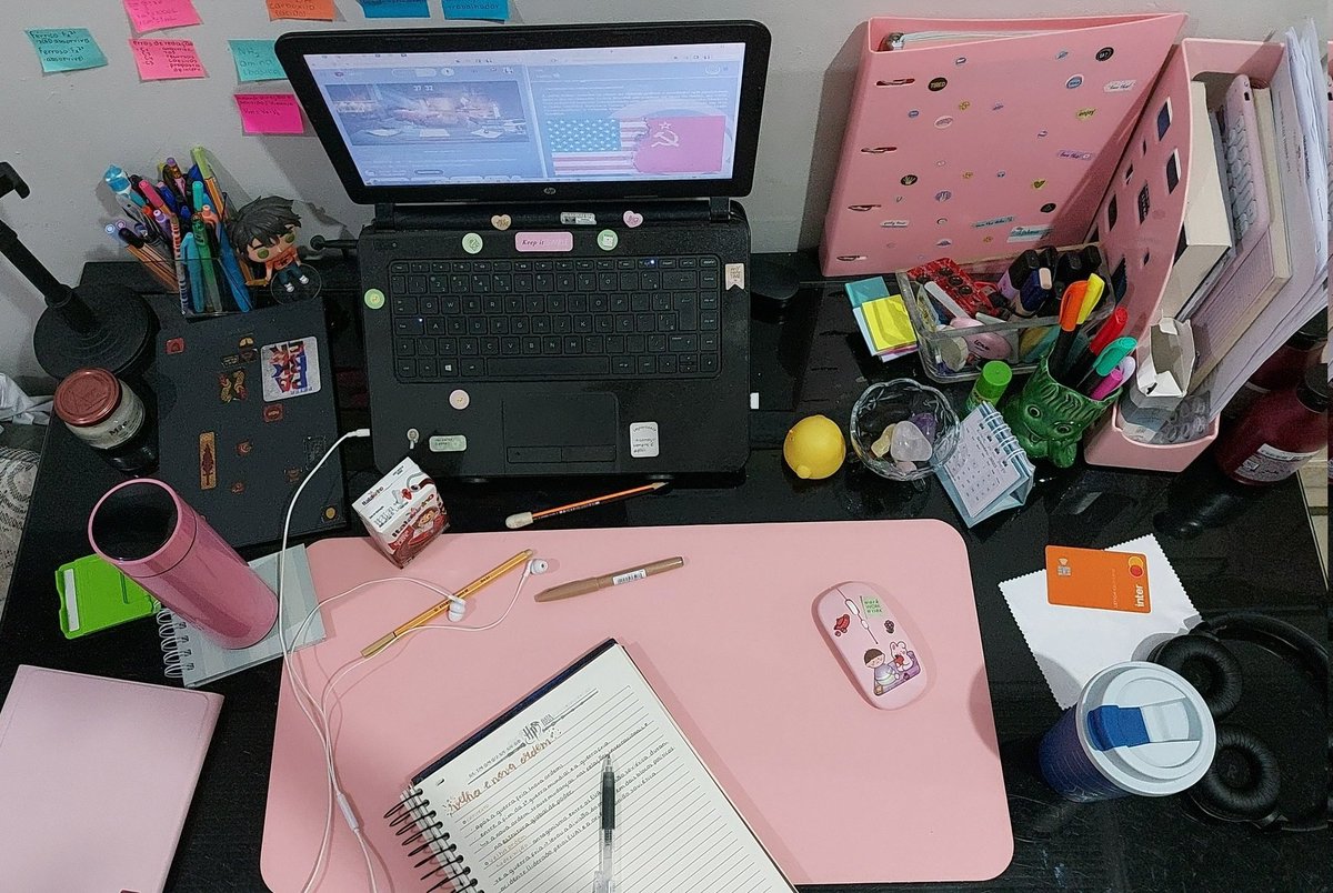 studythena's tweet image. estudantes PAREM AGORA o que estão fazendo e tirem uma foto de cima da mesa de vocês!!

a minha tá uma ZONA minha nossa senhora