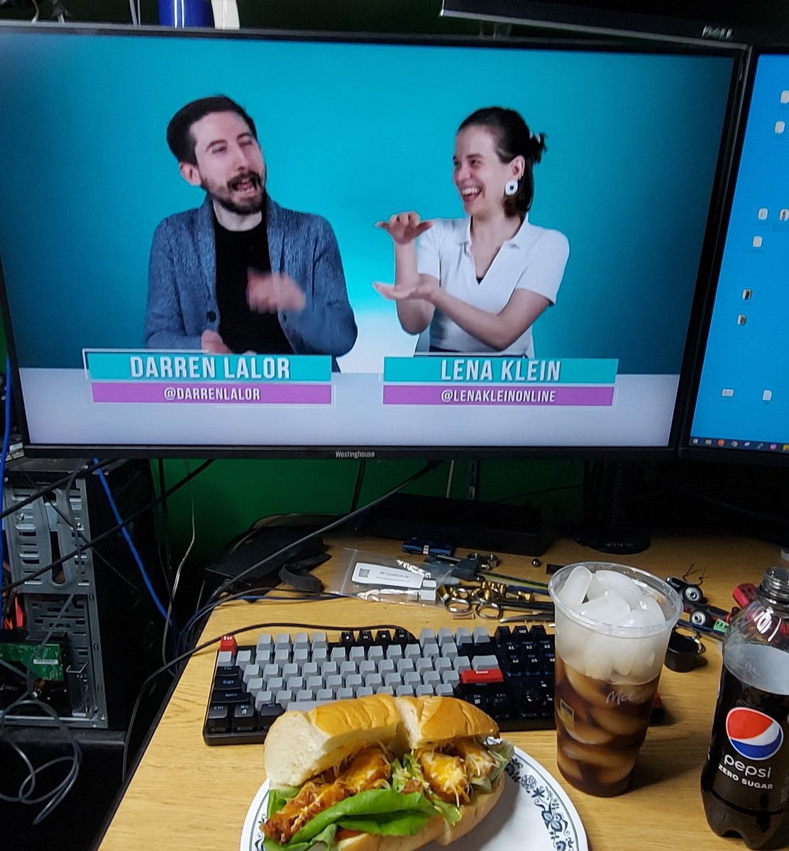 TaoistLoki's tweet image. Tonight, the TRY channel is accompanied by a homemade chicken fillet roll.

Chicken in mildly spicy honey garlic glaze, butter, onion,  tomato, lettuce, and shredded cheddar and monterey jack cheese.  

Good thing you can't buy these near me, I'd be three feet wide.
@Petr_Ulfr