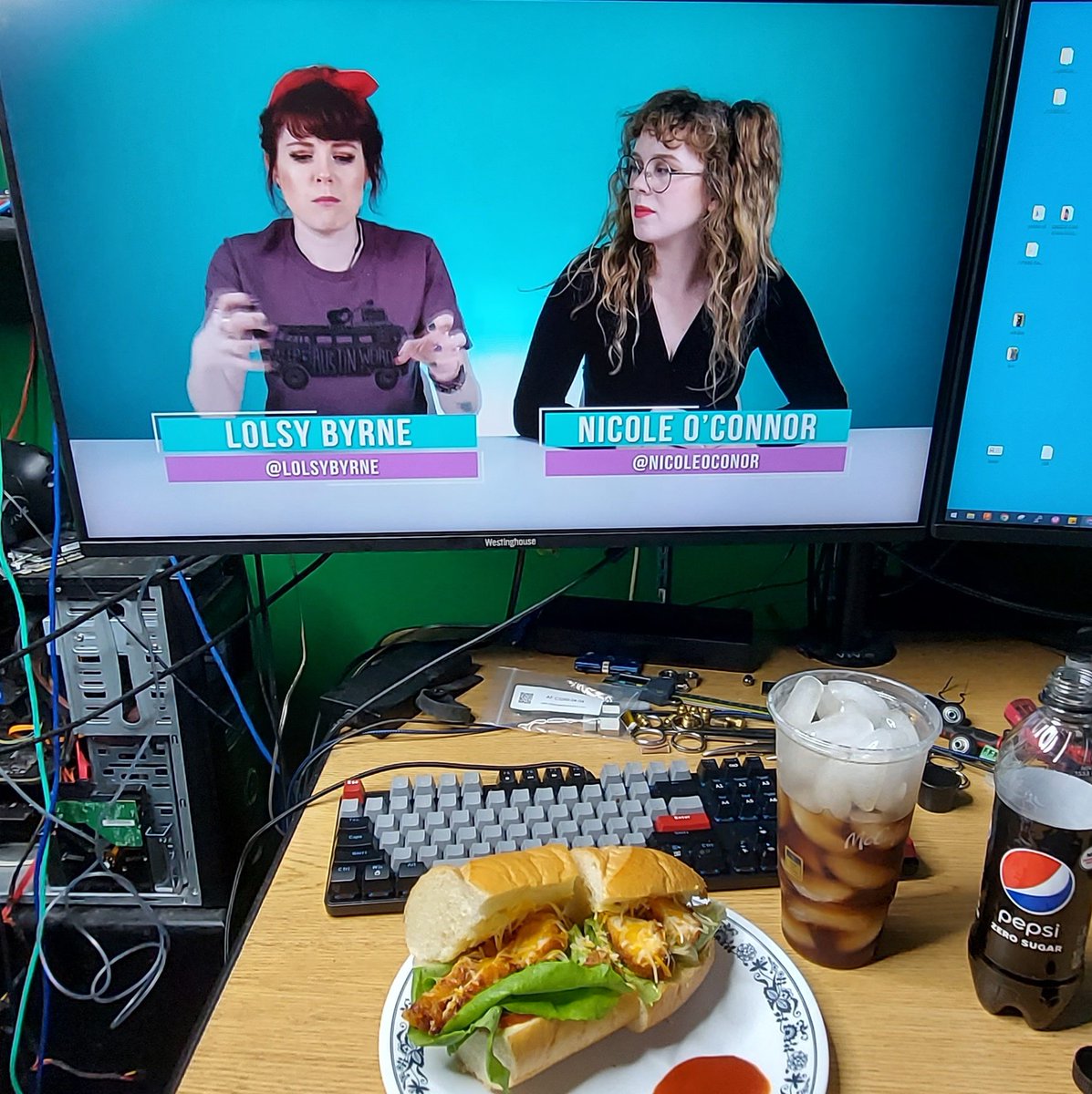 TaoistLoki's tweet image. Tonight, the TRY channel is accompanied by a homemade chicken fillet roll.

Chicken in mildly spicy honey garlic glaze, butter, onion,  tomato, lettuce, and shredded cheddar and monterey jack cheese.  

Good thing you can't buy these near me, I'd be three feet wide.
@Petr_Ulfr