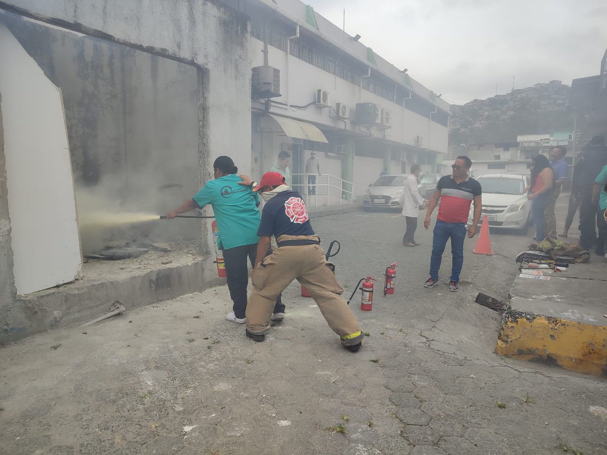 IESSGuayas's tweet photo. #Guayas | @BomberosGYE capacitaron al personal del Hospital del Día Norte Tarqui sobre el manejo adecuado de los diferentes equipos de extinción de incendios. https://t.co/xwvLhWf9q4
