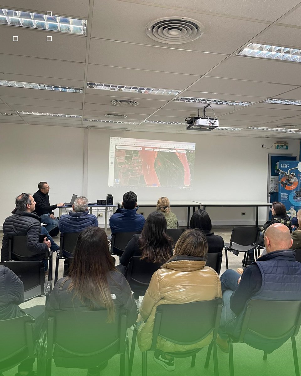 AgroDionisi's tweet photo. Jornada de Capacitación Grassi 🙌🏻
El #EquipoAd visitó la Ciudad de Rosario para una doble jornada de “Introducción a los mercados agrícolas” que incluyó bloques de capacitación y visitas al Puerto LDC y a la Bolsa de Comercio 👏🏻
#Dionisi https://t.co/rUKQvLJNvO