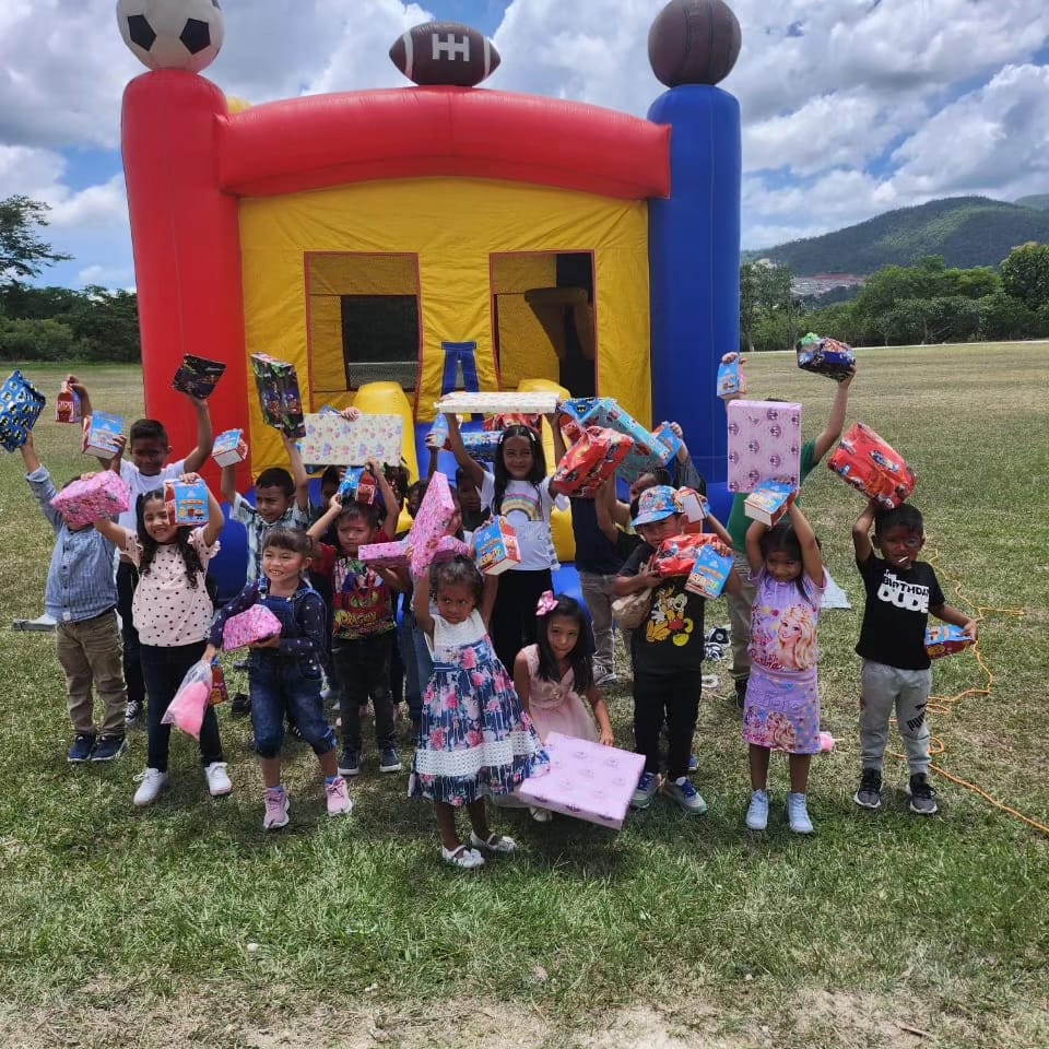 FFAAHN's tweet photo. La #ECEMFFAA ha celebrado el Día del Niño con los hijos del personal de oficiales, tropa y Auxiliares de este centro de estudios militares. Además, han compartido esta celebración con los niños y niñas del Kinder Mary Flake de Flores de la comunidad Nueva Aldea. https://t.co/x7ANf0DoQT