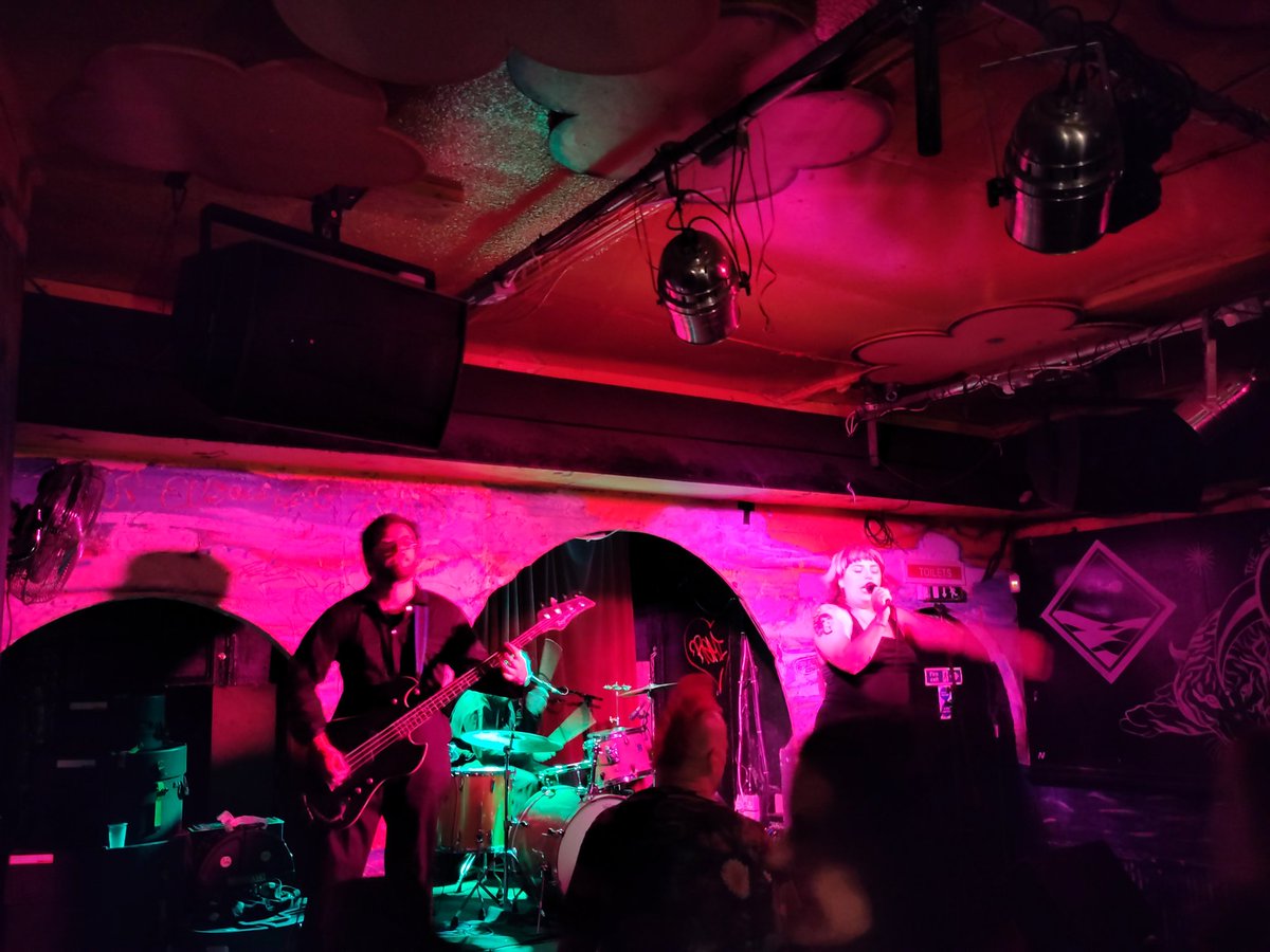 Oedd <a href="/CHROMAbanduk/">CHROMA</a> heno yn <a href="/ShacklewellArms/">The Shacklewell Arms</a> yn ffycin wych. diolch <a href="/getinherears/">Get In Her Ears</a>!