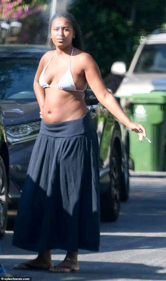 james_odada's tweet photo. Sasha Obama is just 22yrs old
5 months pregnant and smoking cigarette....
I am not judging but for heaven sake she has everything why this ?
I don't blame her parents, some things are hard to explain, NI MUNGU TU
#sashaobama  
#Brackobama 
#Hosseinmohamed  #SenzoMeyiwaTrial https://t.co/9eZX90629v