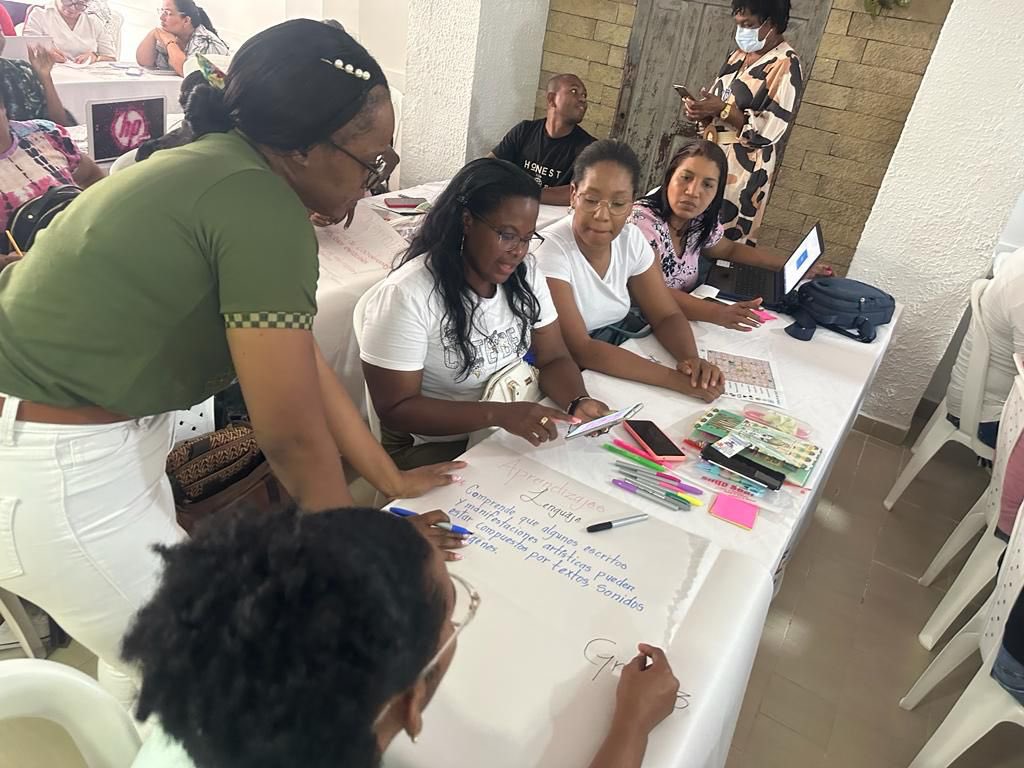 PTA_Colombia's tweet photo. En el marco del encuentro de formación a tutores y tutoras del @PTA_Colombia, nos encontramos en #Turbo y #Apartadó diseñando estrategias para el desarrollo de prácticas pedagógicas en las áreas de Lenguaje, Matemáticas, primera infancia y habilidades socioemocionales. https://t.co/Klk1XIzPlI