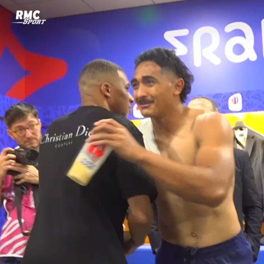 RMCsport's tweet photo. 🇫🇷🤝 La visite des joueurs de l'équipe de France de football dans les vestiaires du XV de France après cette victoire face au Blacks. Les Bleus soutiennent les Bleus. https://t.co/S55nnHL9rc
