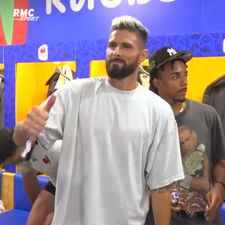 RMCsport's tweet photo. 🇫🇷🤝 La visite des joueurs de l'équipe de France de football dans les vestiaires du XV de France après cette victoire face au Blacks. Les Bleus soutiennent les Bleus. https://t.co/S55nnHL9rc