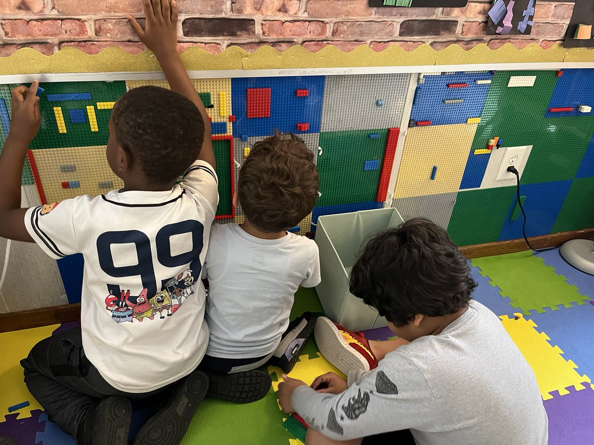 Kids love #LEGO building on the wall! Even just the baseplates themselves are a tactile delight for kids. <a href="/FCPSSTEAM/">FCPS STEAM</a> <a href="/DogwoodFairfax/">DogwoodES FairfaxVA</a>