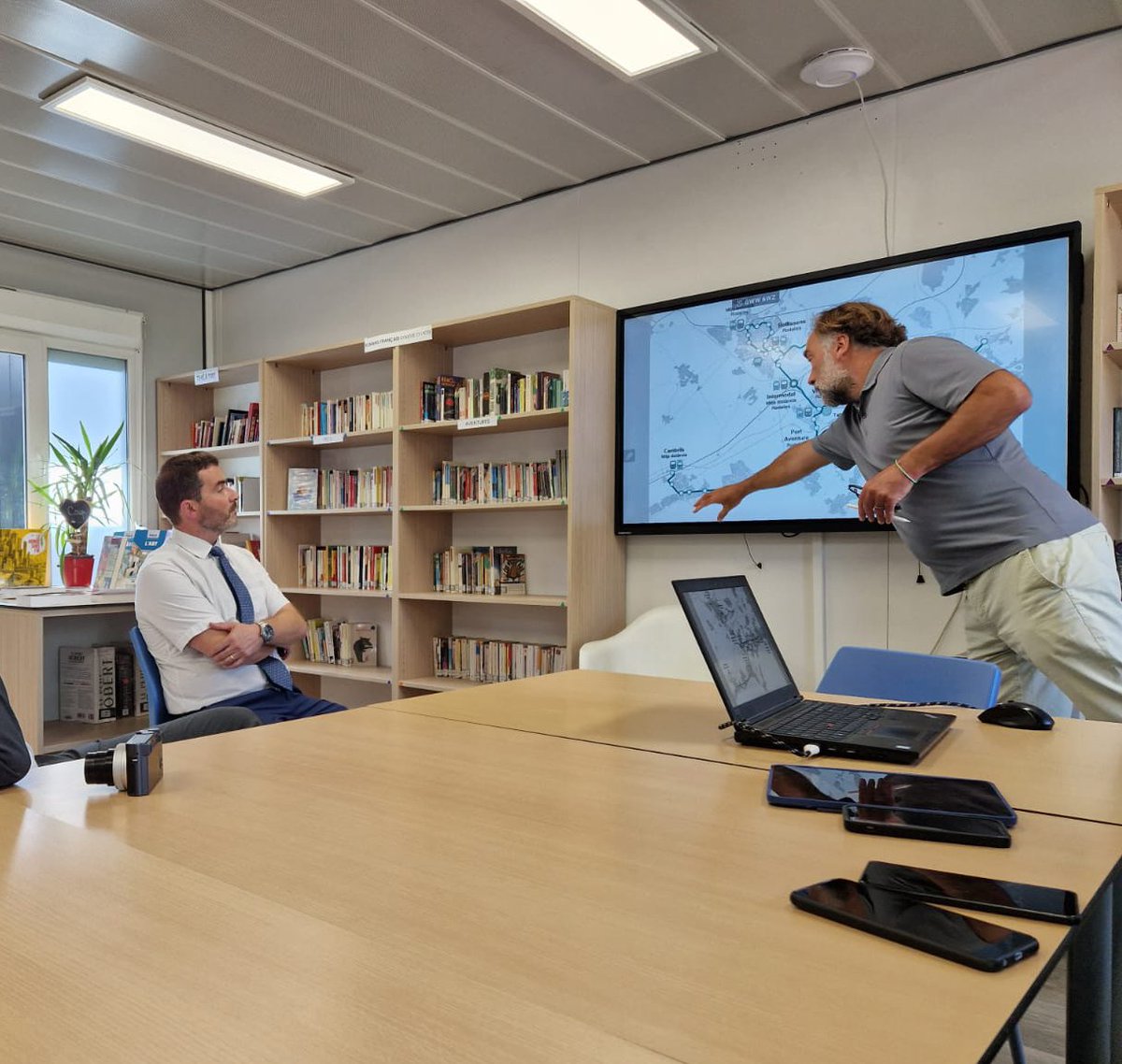 Jean-Marc Merriaux (@jmmer) on Twitter photo Rencontre avec toutes les équipes du lycée français international de Reus <a href="/lfireus/">Lycée français international de Reus</a> , les parents, les élèves. Échange avec l’architecte pour travailler sur les améliorations des bâtiments.
Réunion de travail avec le consul général de Barcelone <a href="/olivierramadour/">olivier ramadour</a> Rencontre avec toutes les équipes du lycée français international de Reus <a href="/lfireus/">Lycée français international de Reus</a> , les parents, les élèves. Échange avec l’architecte pour travailler sur les améliorations des bâtiments.
Réunion de travail avec le consul général de Barcelone <a href="/olivierramadour/">olivier ramadour</a>