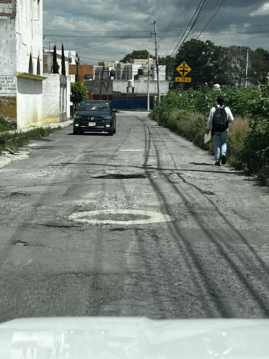 AnCortesP06's tweet photo. @BachesCholula @GobiernoCholula @ImagenPoblana @JCarlos_Valerio URGE pavimentar NO bachear 24 oriente, calle de doble sentido entre avenida ferrocarril y 10 norte. Imposible transitar #cholula #baches https://t.co/F6dlCBGsy5