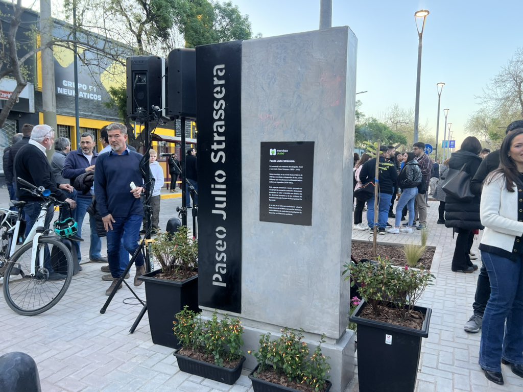 marcoscalvente's tweet photo. Acompañamos al Intendente @UlpianoSuarez en la inauguración del paseo “Julio Strassera” 👏🏻 ubicado en Av. Mitre de la Ciudad de Mendoza 📍 https://t.co/4FzgRSD4gl