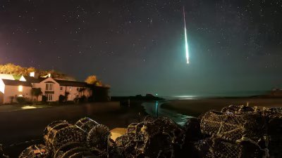 The faster a meteor moves, the more intense the colour may appear, according to the American Meteorological Society (AMS). “Among fainter objects, it seems to be reported that slow meteors are red or orange, while fast meteors frequently have a greenish blue colour' ☄️🌌