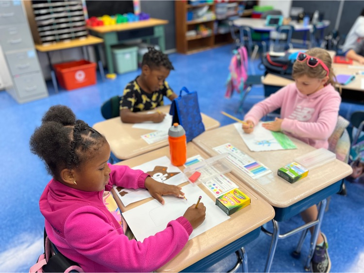 OEhappenings's tweet photo. Young artists learning new techniques during Husky Heroes. #joyfullearningcommunity https://t.co/MO0OhP8rYE