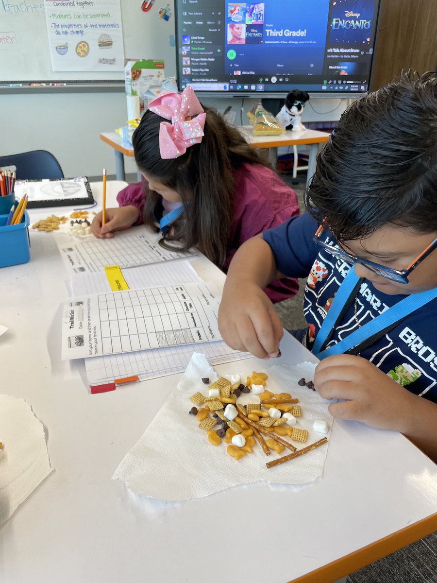 MrsBergman93's tweet photo. Math, snack time, and science all in one today! We started our unit on mixtures by making a trail mix then sorting and graphing them. #thirdgrade #Science #wildcatproud #HQIT @HumbleISD_LLE @HumbleISD @cassreescano @ArmyAg86 @Humble_Science 🥣🥨🍫 https://t.co/lmlFLK2muy