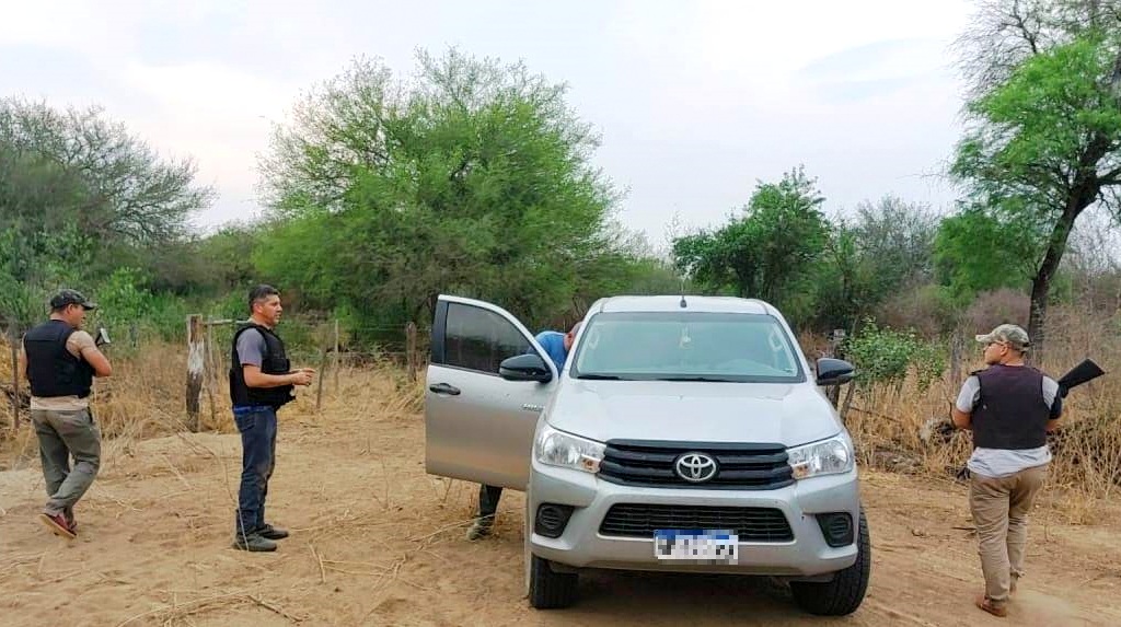 #PolicíaDeFormosa  Ingresó al país por un camino clandestino y fue demorado por la UEAR

Fue zona cercana al paso internacional El Remanso. Allí sorprendieron a un hombre oriundo de Santiago del Estero, que burló el control migratorio
formosa.gob.ar/noticia/31740/…