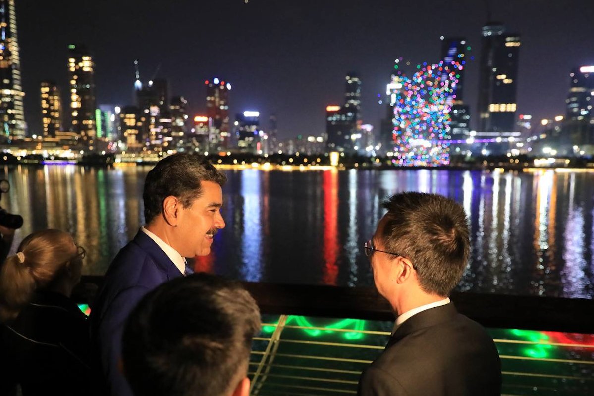 NicolasMaduro's tweet photo. Agradecidos con la cordial bienvenida en Shenzhen Talent Park, nos regalaron un espectáculo de luces que demuestra sus grandes avances tecnológicos e innovadores. ¡Estoy muy seguro de que las relaciones China - Venezuela continuarán por la senda del crecimiento y la prosperidad! https://t.co/7wOKGA4cWD