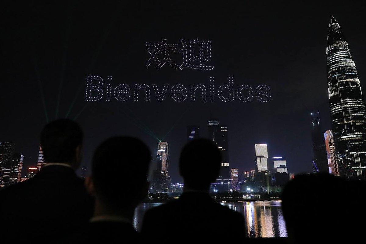 NicolasMaduro's tweet photo. Agradecidos con la cordial bienvenida en Shenzhen Talent Park, nos regalaron un espectáculo de luces que demuestra sus grandes avances tecnológicos e innovadores. ¡Estoy muy seguro de que las relaciones China - Venezuela continuarán por la senda del crecimiento y la prosperidad! https://t.co/7wOKGA4cWD