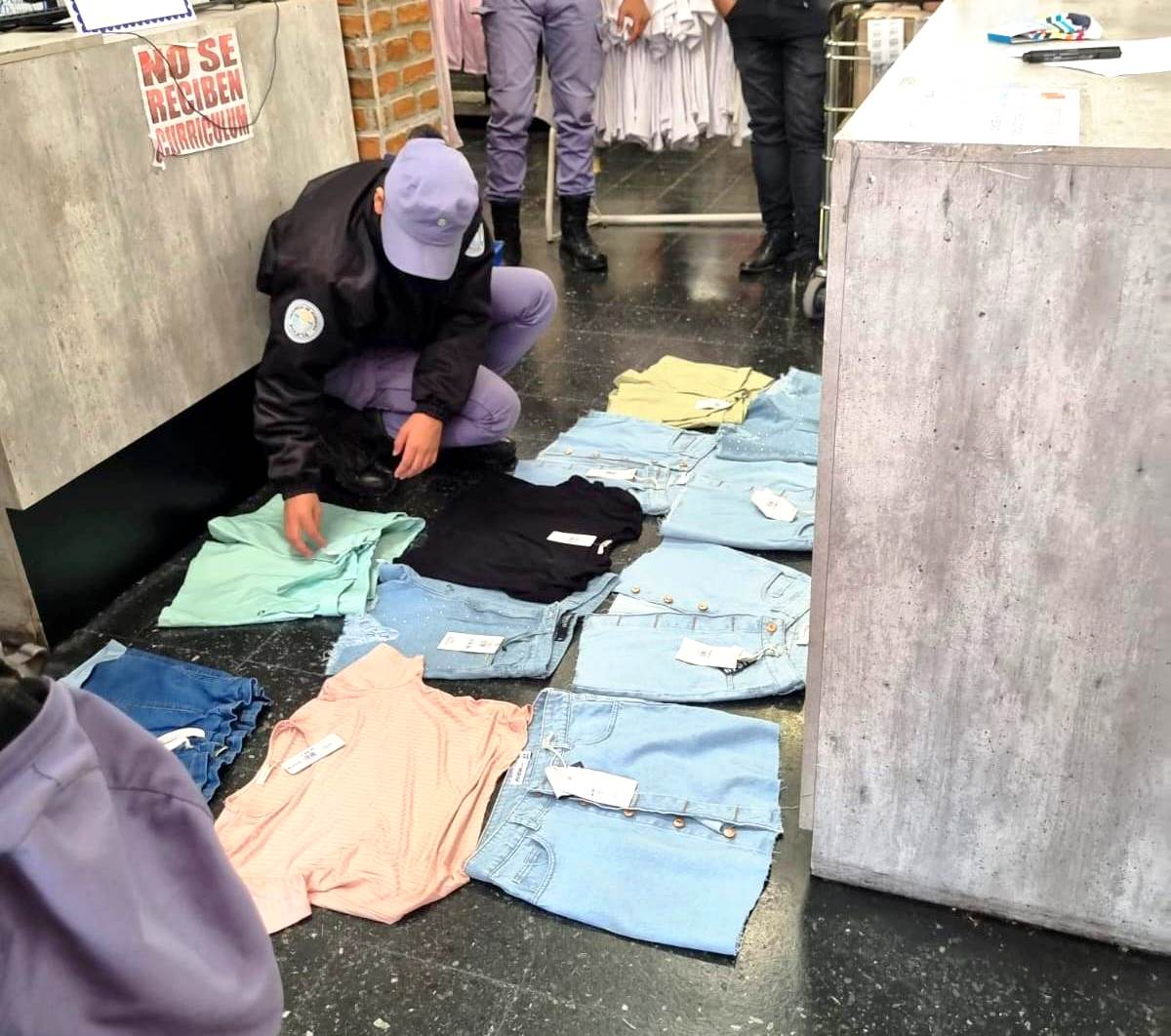 #PolicíaDeFormosa 
#Mecheras Aprehenden a dos correntinas por robar prendas de vestir en tres comercios 

Los locales de ropa están ubicados en el microcentro de la ciudad

formosa.gob.ar/noticia/31741/…